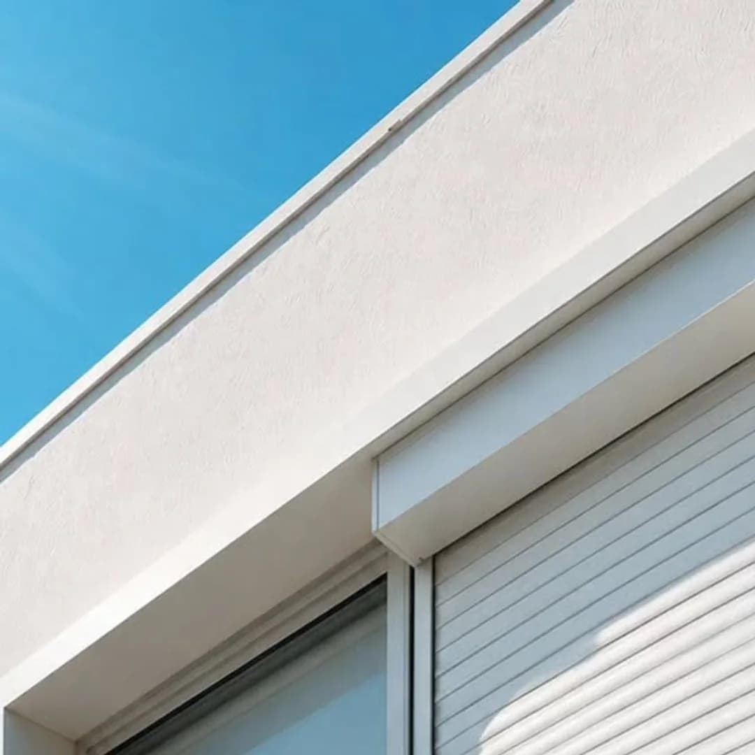Material informativo sobre control solar: Blackout interior y persiana exterior no hacen el mismo trabajo.